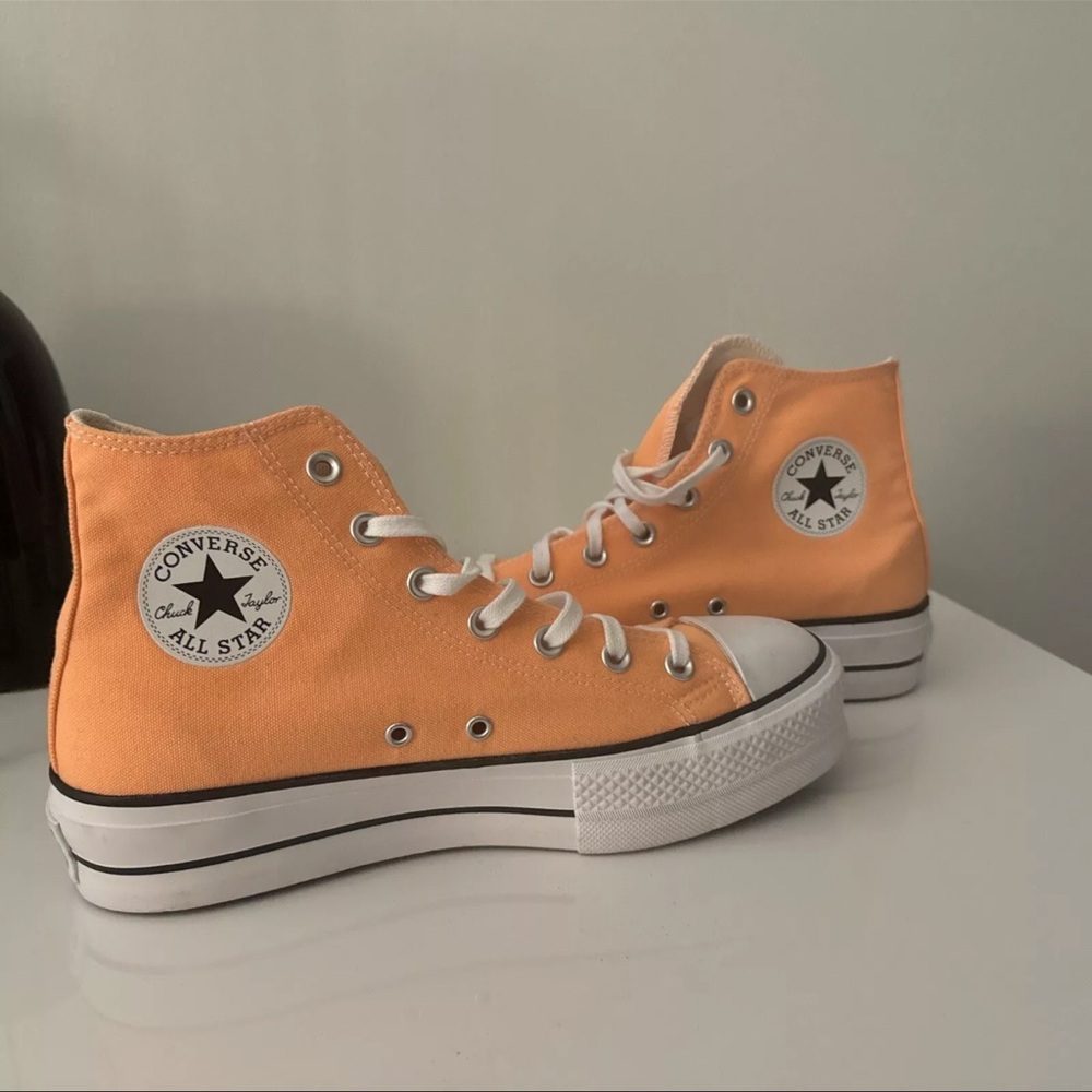 Size 9.5 - Converse Chuck Taylor All Star Platform hightops orange (peach beam)